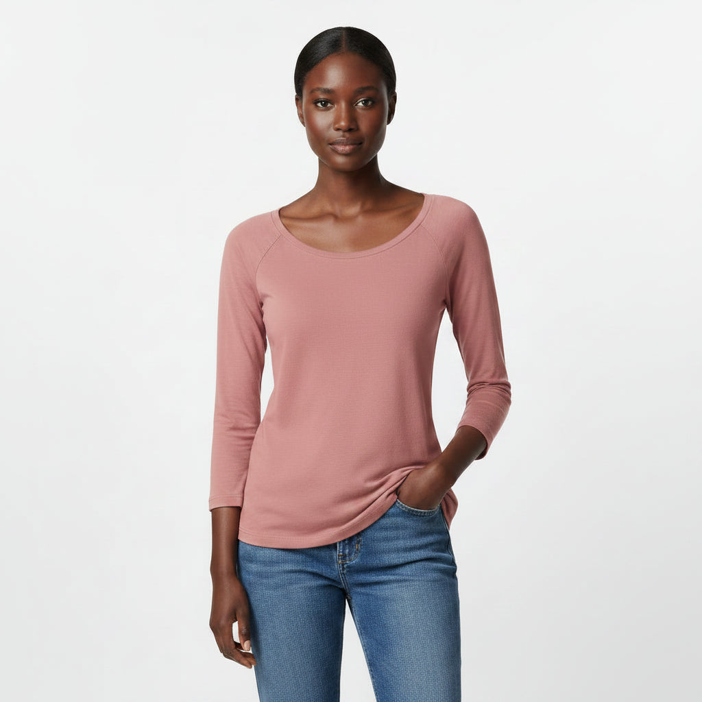 a women wearing a 3-4 sleeve dusky pink tshirt