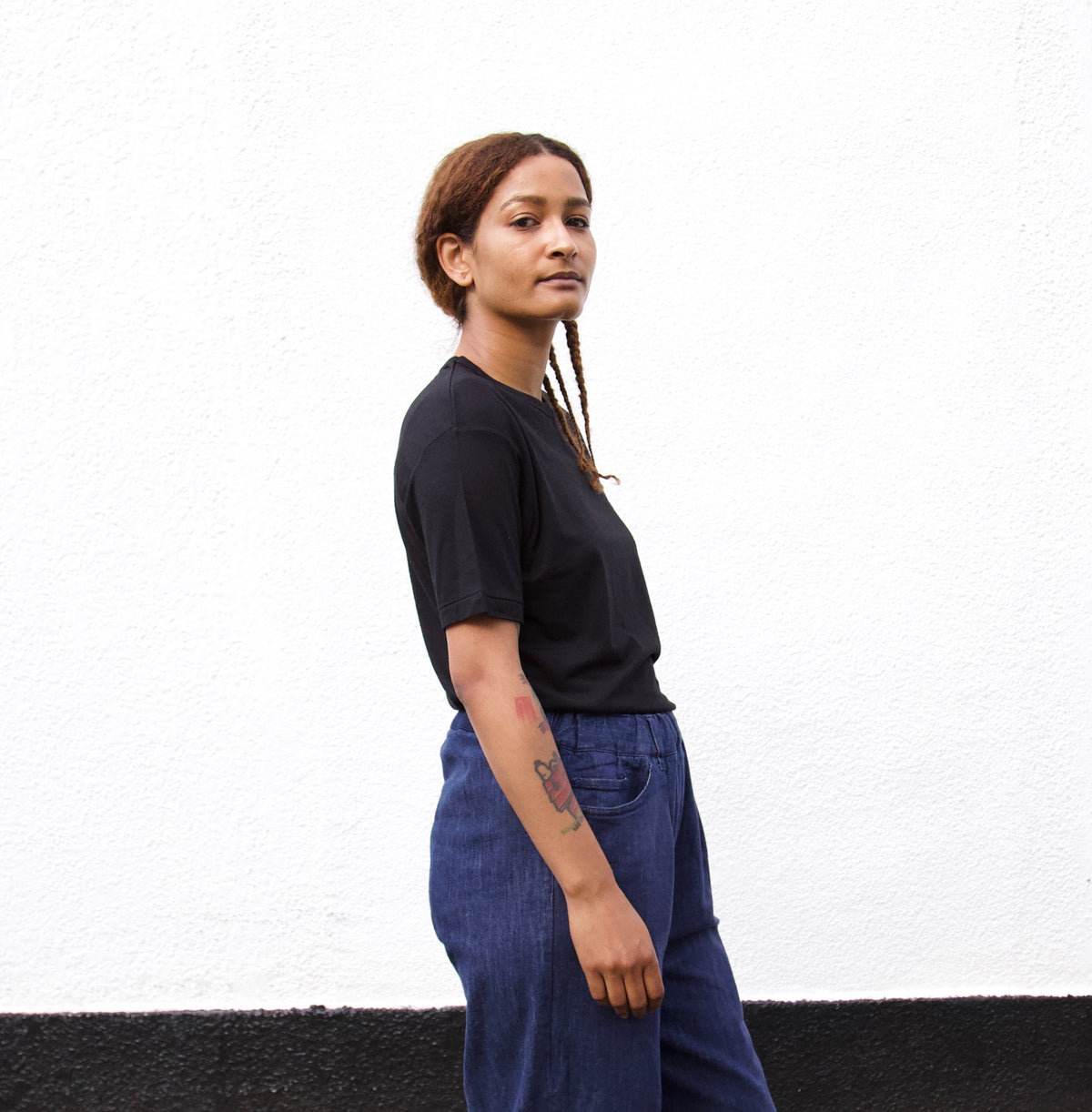 a women wearing a black t shirt